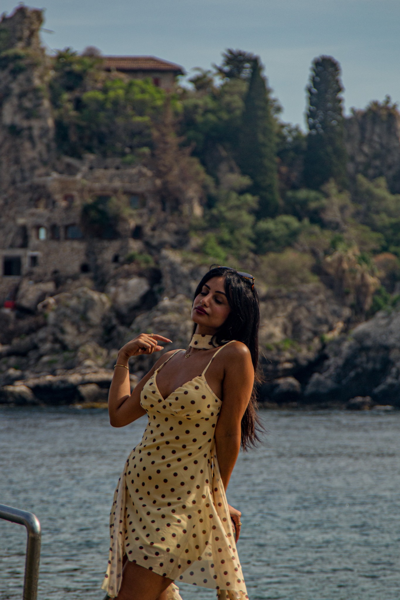 Ritratto in barca con la costa siciliana sullo sfondo