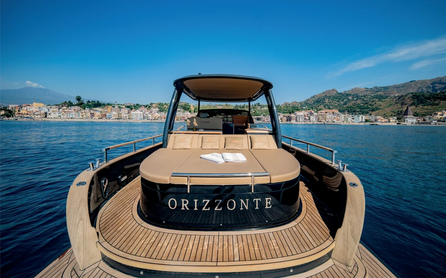 Stern, sun pad and swimming platform of the Positano 38 Open