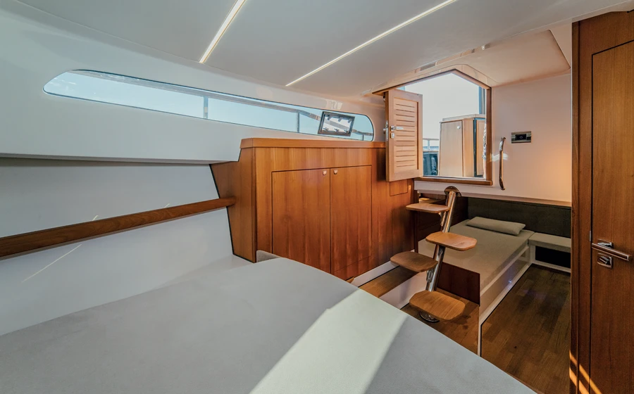 Cabin interior and access to the bathroom